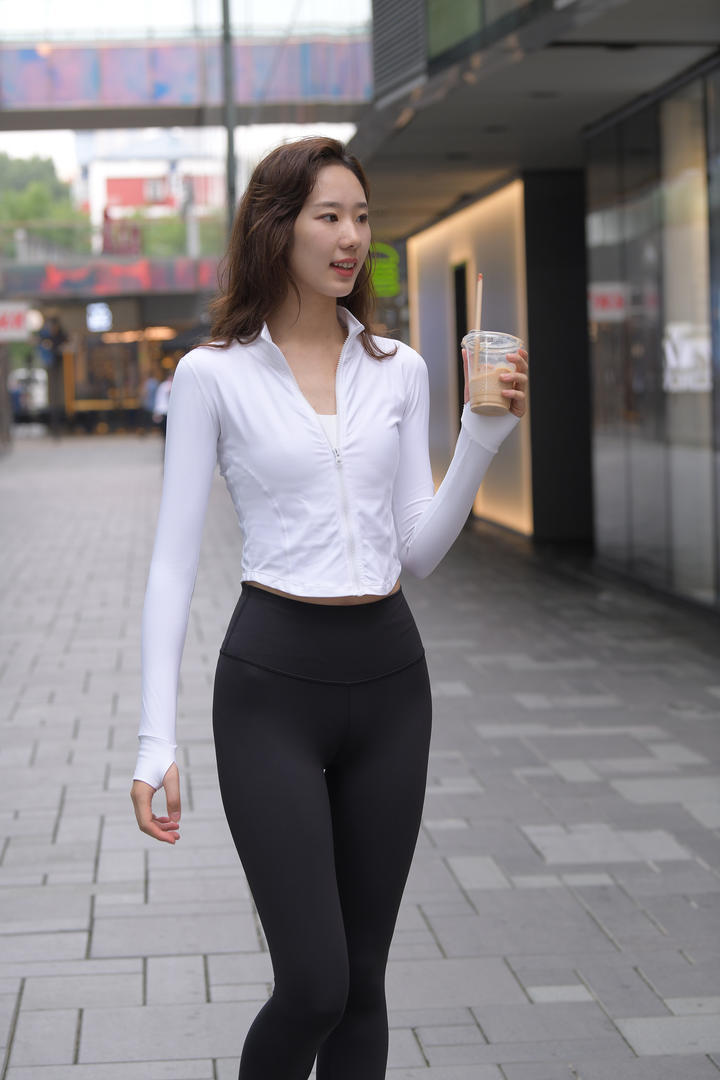 街拍穿着紧身裤的高挑美女写真图片