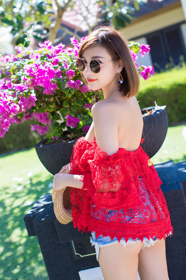 戴着眼镜的高清极品短发女神写真