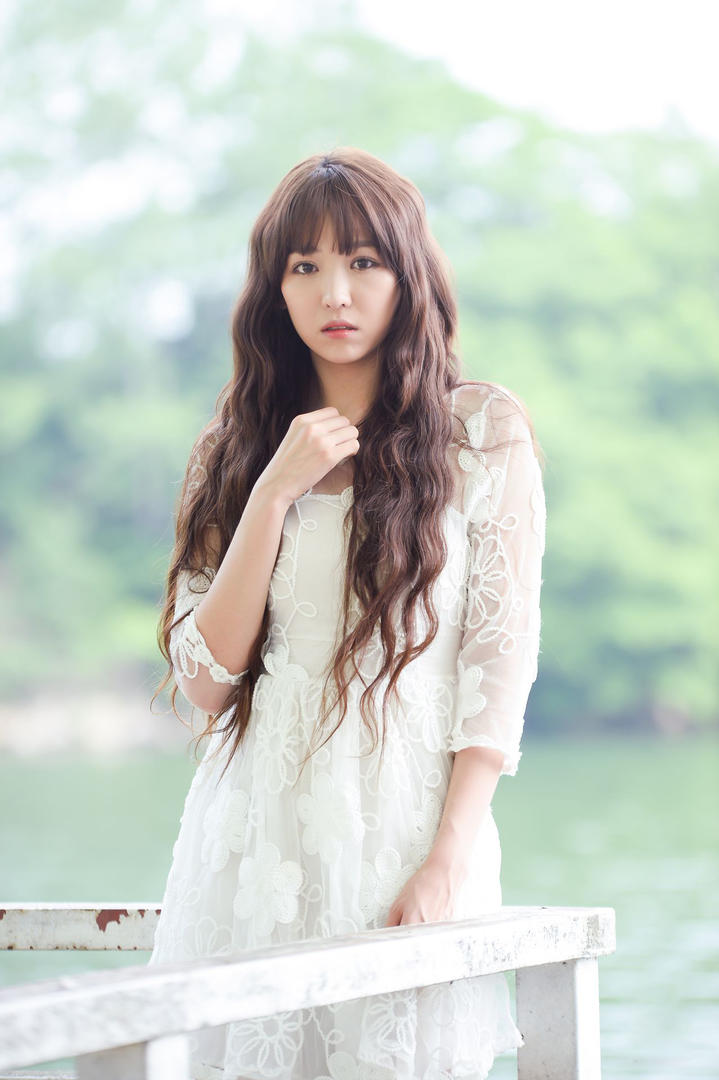 超清韩国美女明星李恩慧户外摄影图片