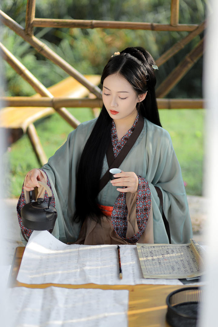 吟诗作对的古装美女意境壁纸图片