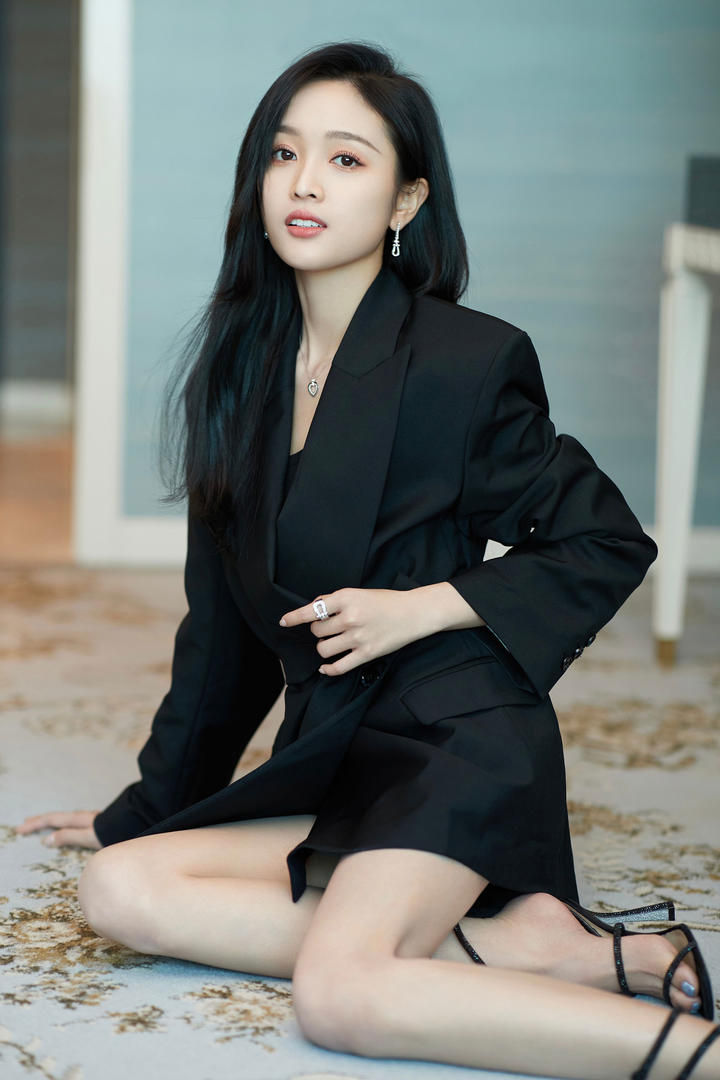 穿黑色连衣裙美女明星吴宣仪个人写真图片