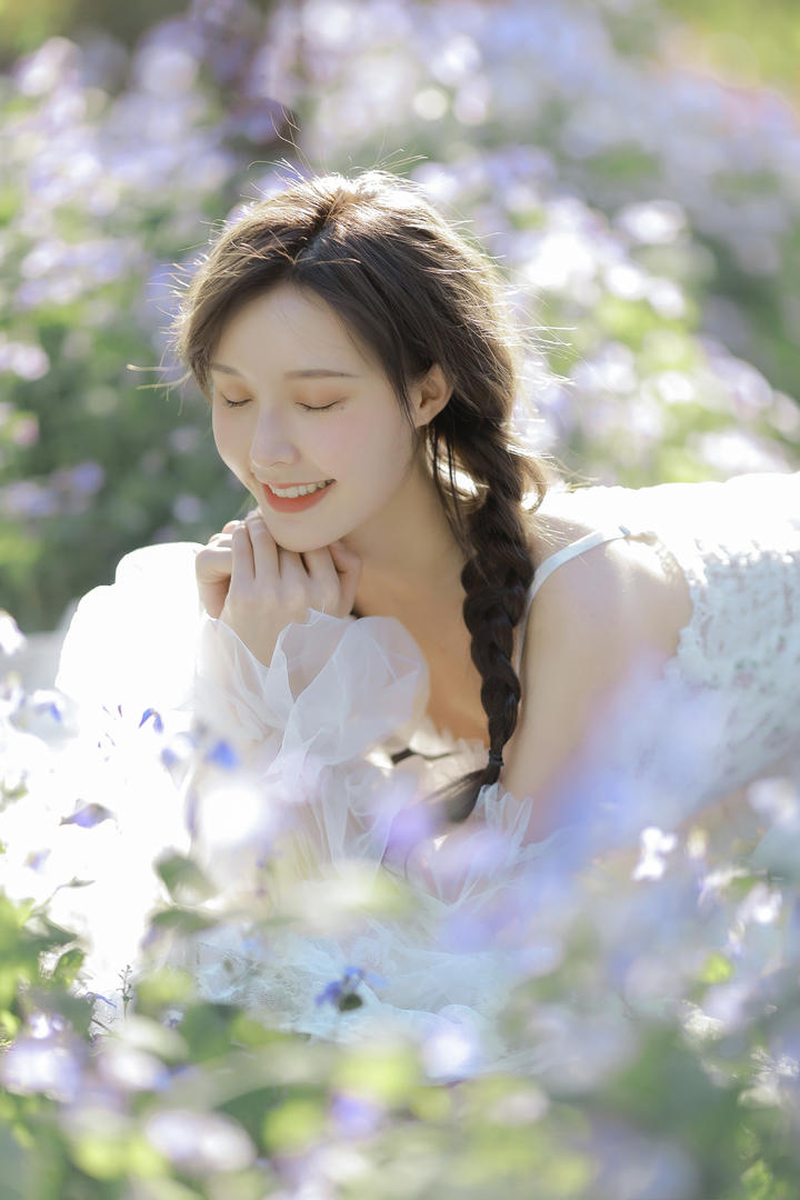 趴在花丛里的可爱甜美女生清纯头像图片
