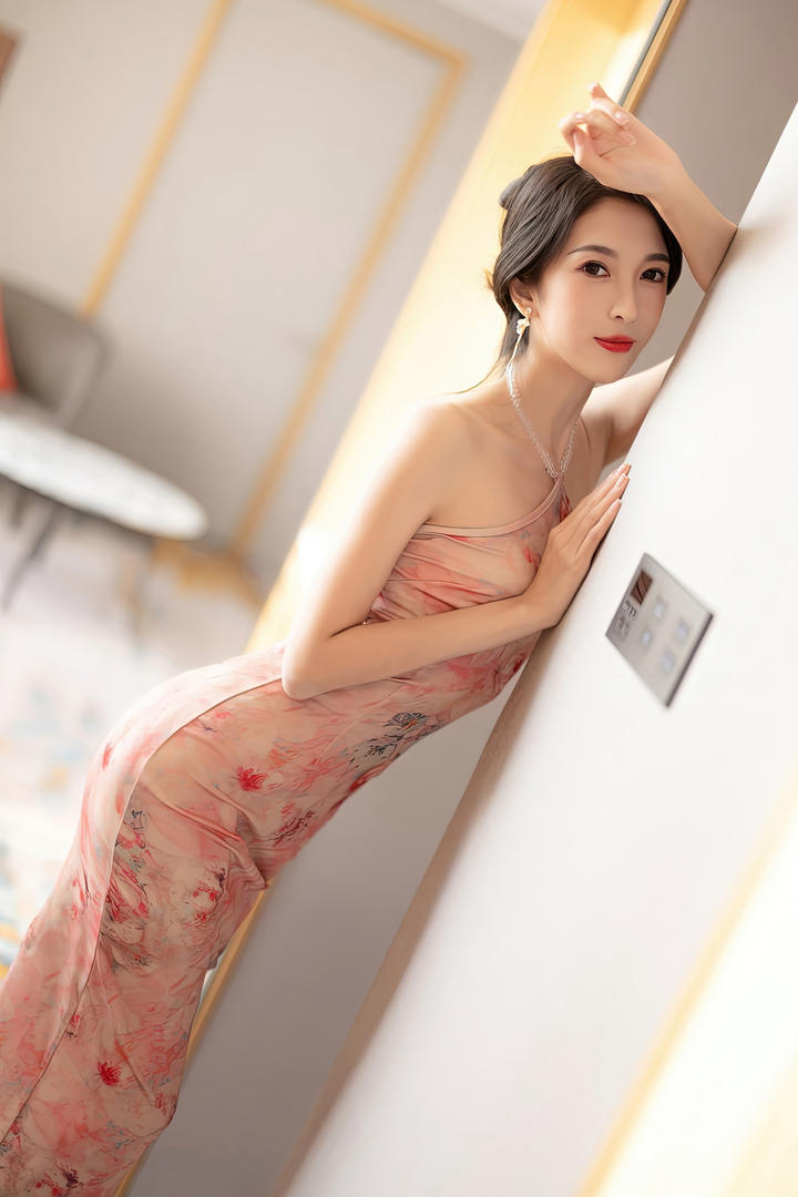 趴在墙上的极品旗袍美女林乐一国模吧精选嫩模图片