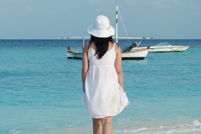 清新海边女生背影图片