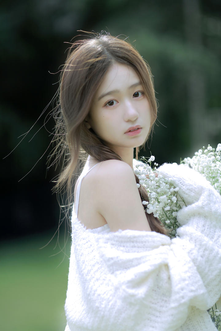 抱着鲜花的清纯美少女壁纸图片下载