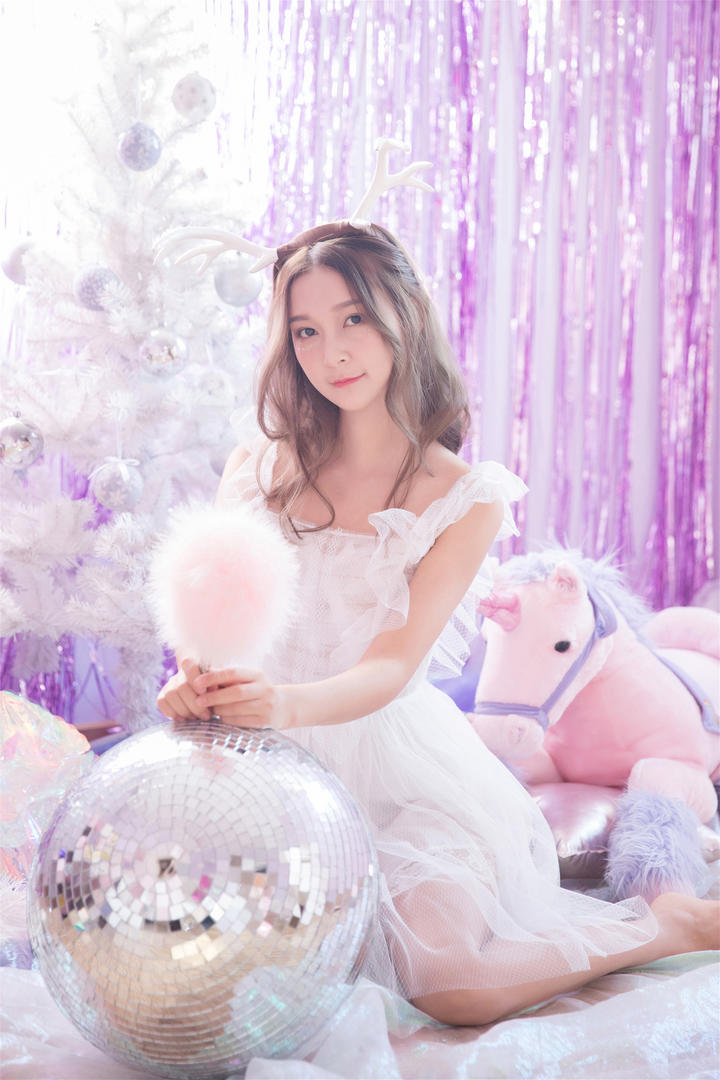 穿公主裙的清纯可爱女生头像高清壁纸图片
