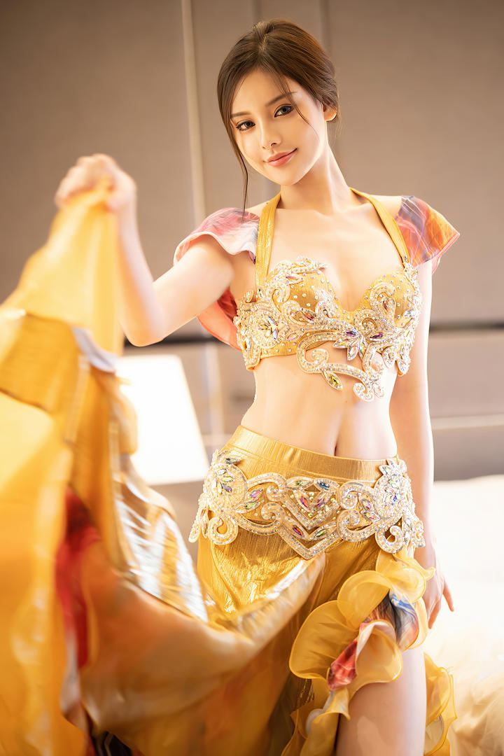 提起裙子的细腰美女小夕中国美女人大胆体艺术图片