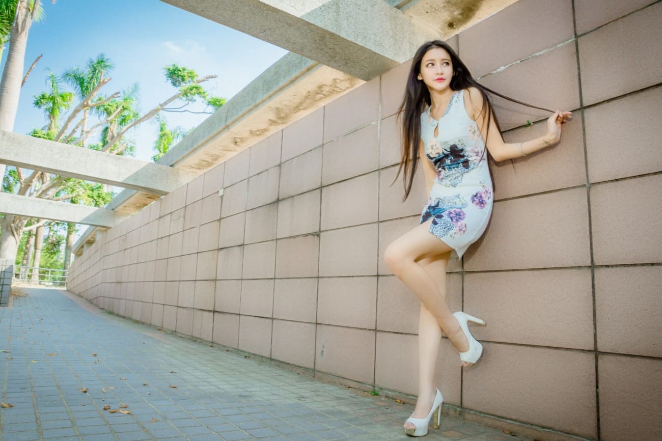 台湾网红美女詹艾葳Avril黑白双色长裙服饰修长美腿街拍