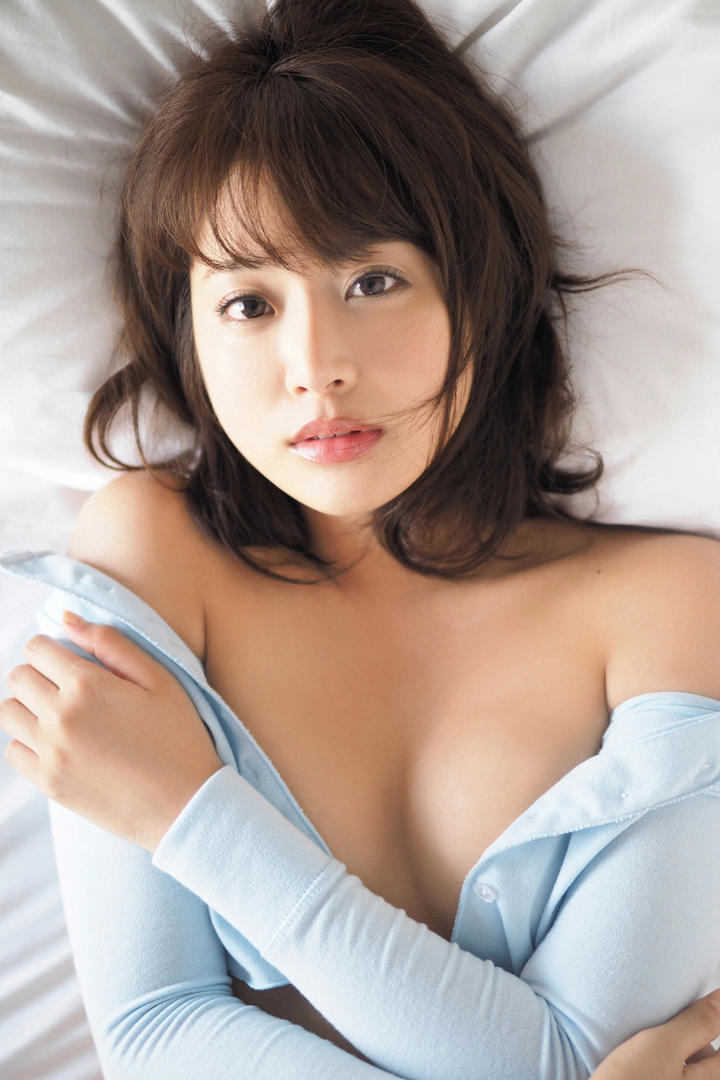 双手抱胸的日本极品性感女神销魂美女图库