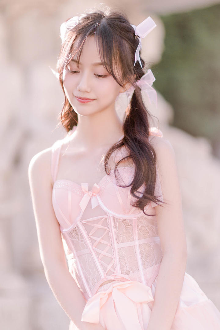 透明蕾丝内衣少女超高清女生人体艺术照图片