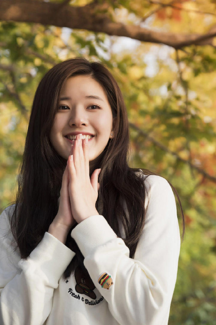 双手合十的90后美女明星赵露思图片