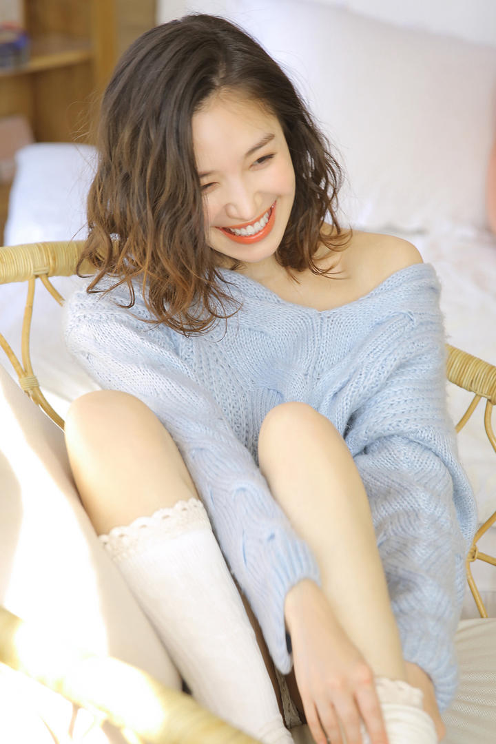 喜笑颜开的清纯中国美女图片