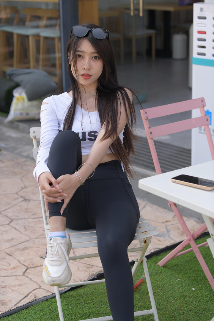 穿瑜伽裤的时尚美女写真图片大全
