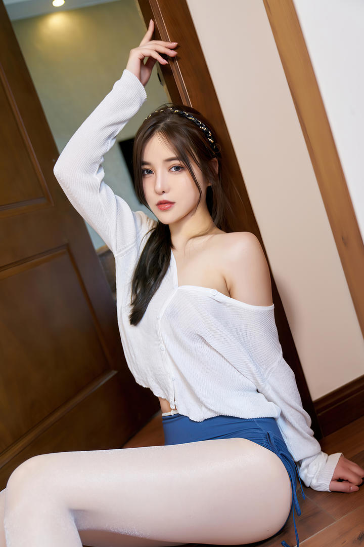坐在地板上的超高清美女韩静安图片
