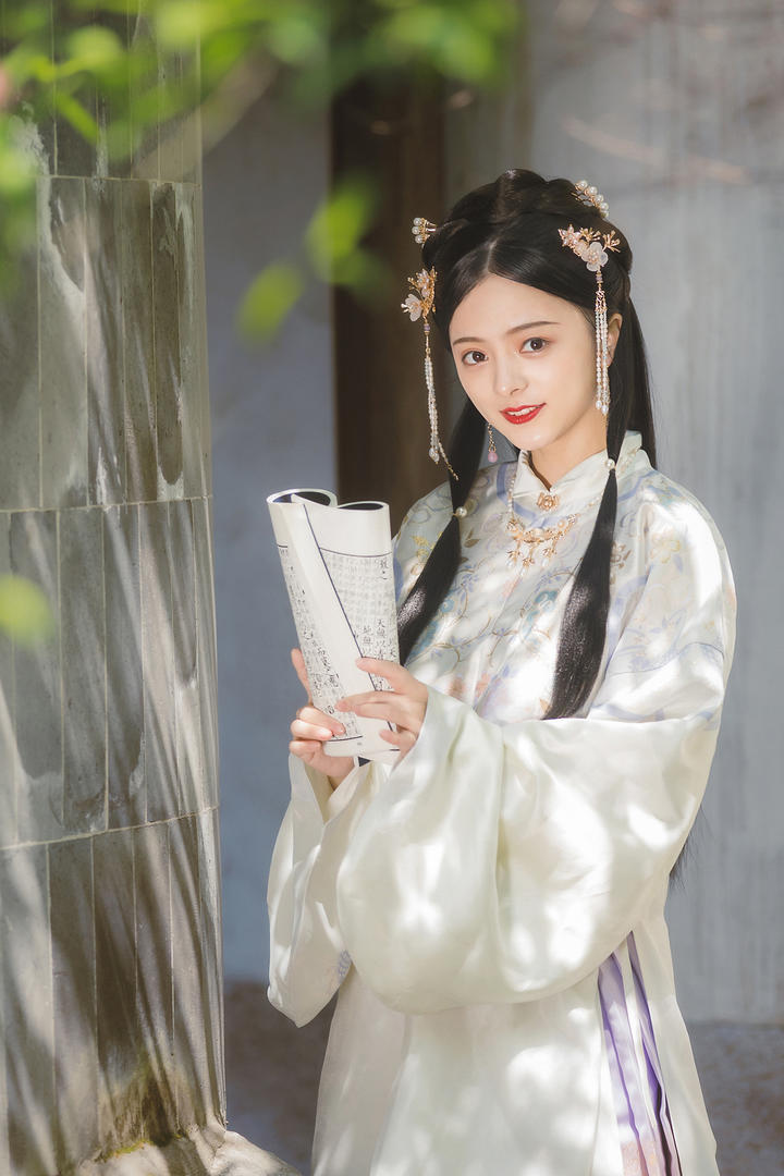 读书的清纯古装美女国潮古风美女摄影图片