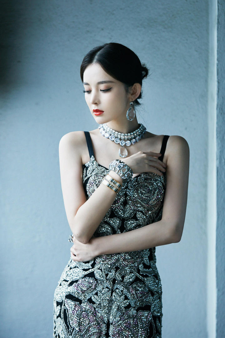 高冷气质美女明星古力娜扎写真