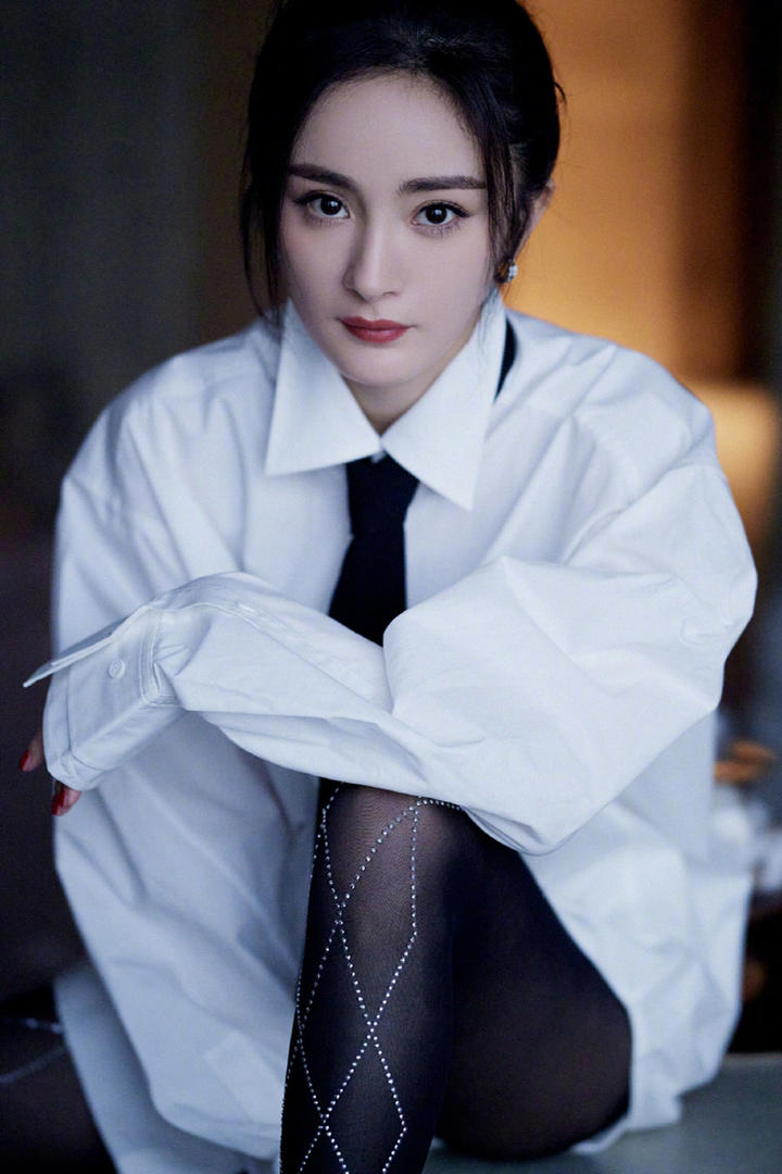 杨幂衬衣丝袜性感撩人写真图片