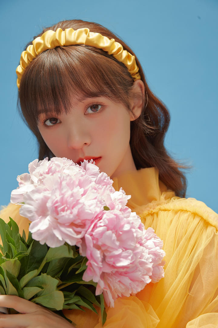 抱着鲜花的清纯QQ女生头像高清壁纸图片大全