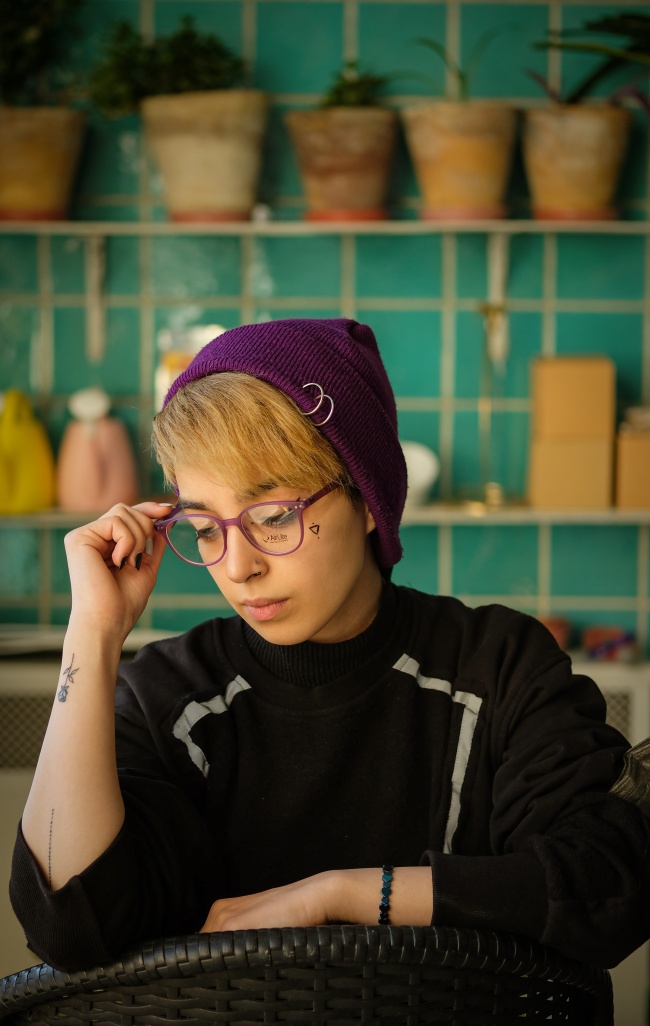 短发近视美女图片