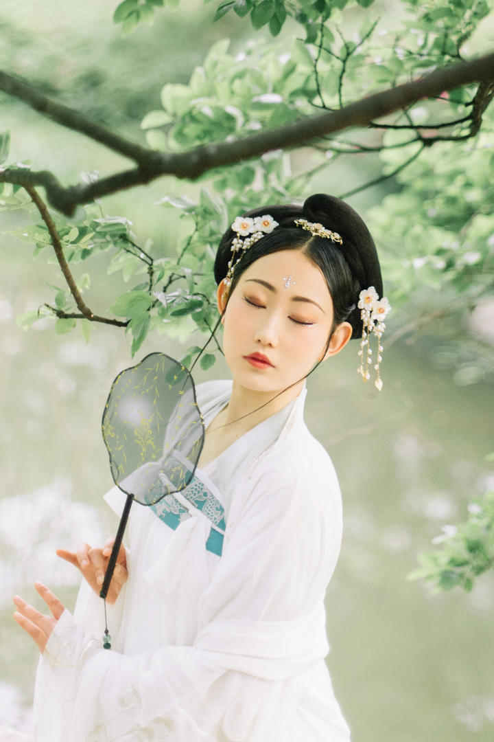 户外踏青的唯美古风美女艺术照