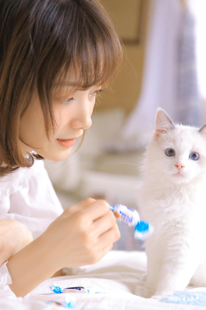 拿糖给猫吃的清纯美女写真