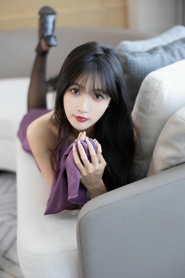 趴在沙发上的极品美女国模大胆人gogo体艺术术高清图片