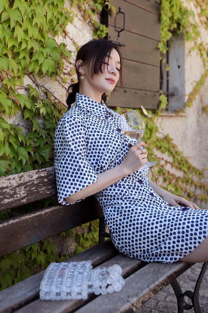 坐在椅子上品酒的气质女神袁姗姗