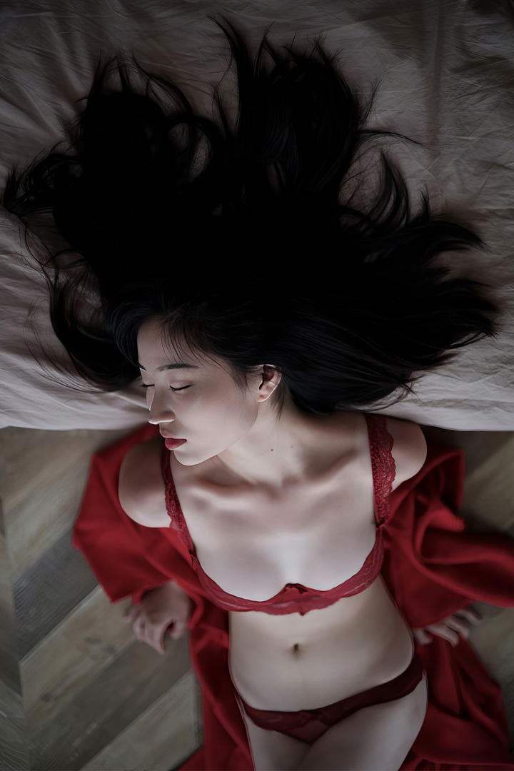 床上睡觉的性感内衣美女高清人像摄影图片