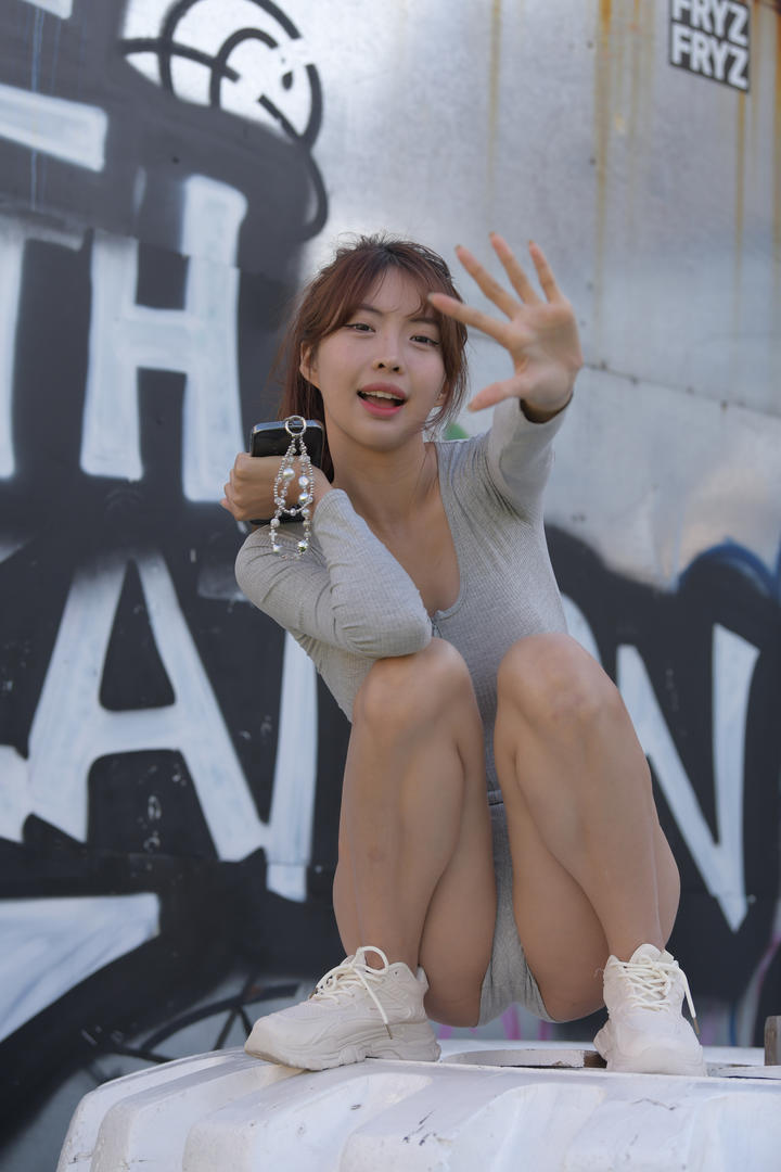 蹲在地上的性感体操服美女走光图片