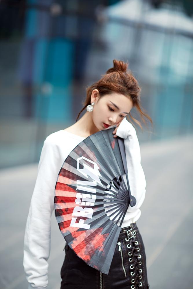 拿着扇子的新生代美女明星陈瑶玩街拍图片