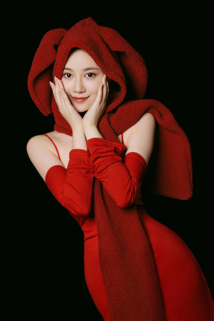 一袭红裙的美女喜庆艺术写真图片