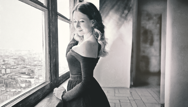 站在窗边的黑白性感美女图片