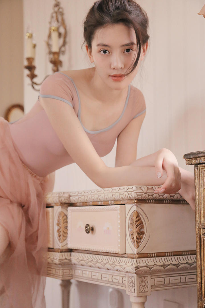 清纯的美女居家生活照头像女生简单气质图片