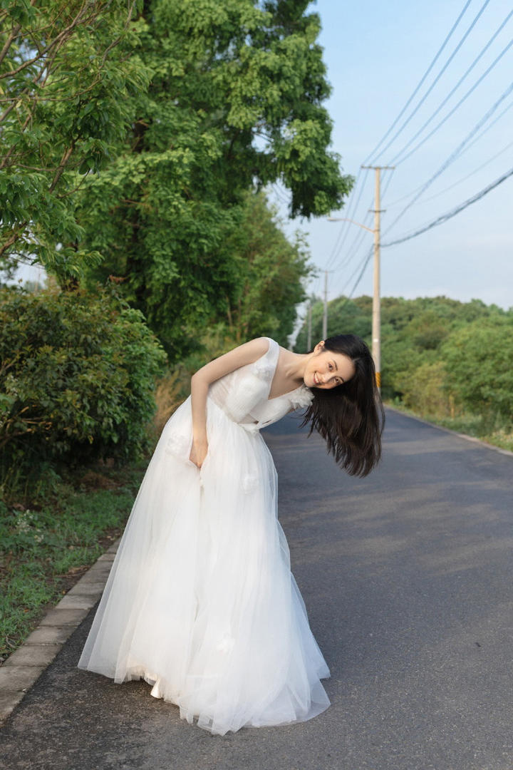 乡间小路上穿着婚纱的最美女明星章乐韵写真图片