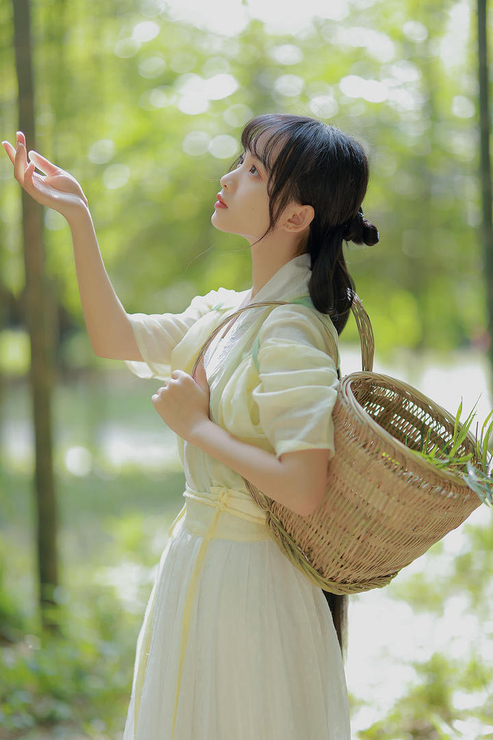背着竹篓的极品清纯古装美女写真图片