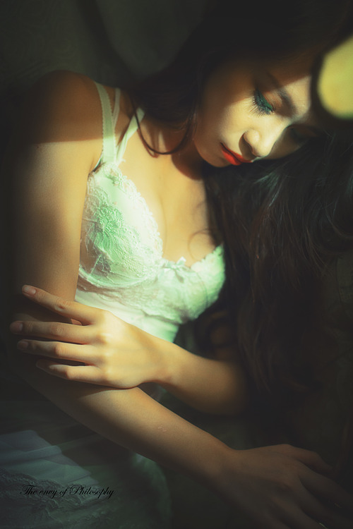 酥胸半露的俏皮少女房间里的放纵