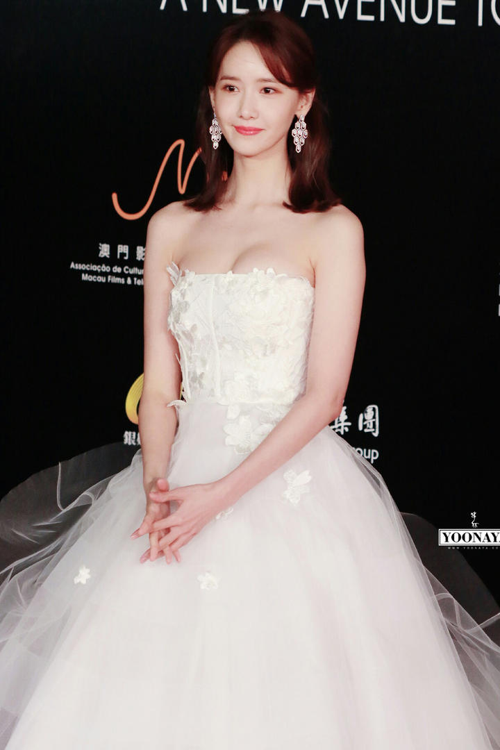 参加电影节活动穿露胸礼服的韩国美女林允儿照片