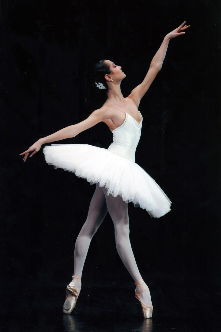 跳芭蕾舞的优雅美女图片