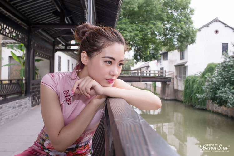 夕阳古镇下的美艳少妇