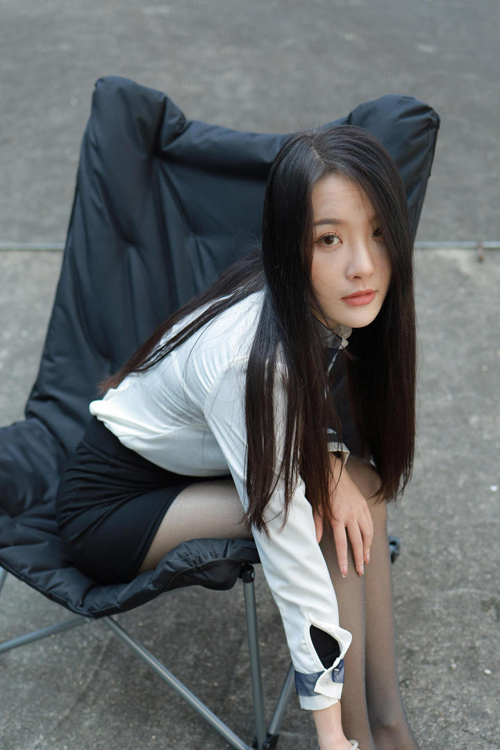 国产精品长发黑丝美女制服诱惑写真图片