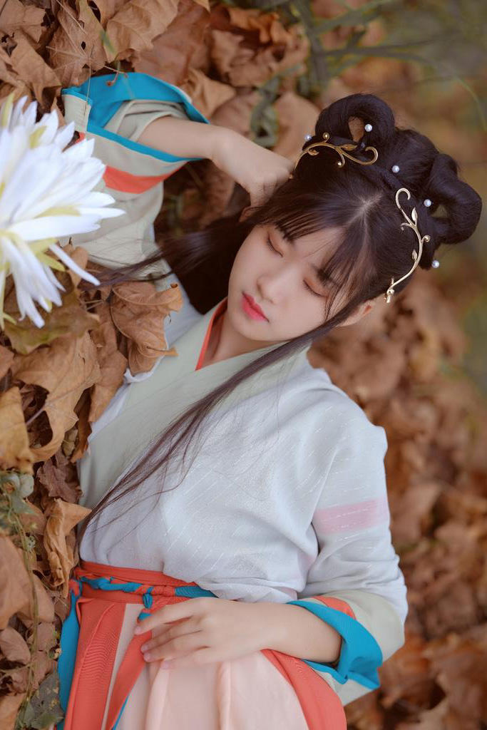 枯叶堆中睡觉的唯美古装美女艺术写真图片