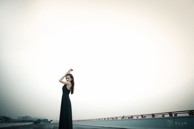 渴望拥抱的妖娆女子