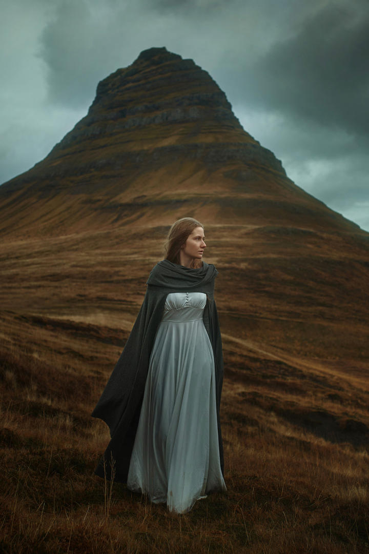 站在山上的高清唯美欧美美女艺术写真图片