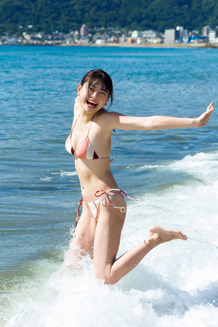 海边冲浪的比基尼美女模特高清壁纸图片