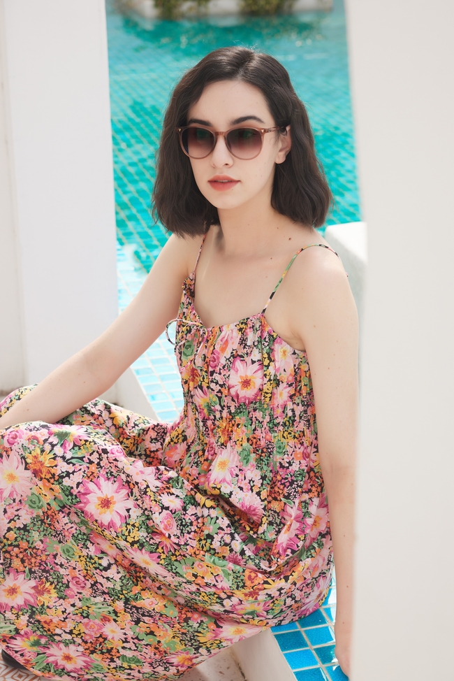 夏日泳池戴墨镜性感碎花裙美女图片