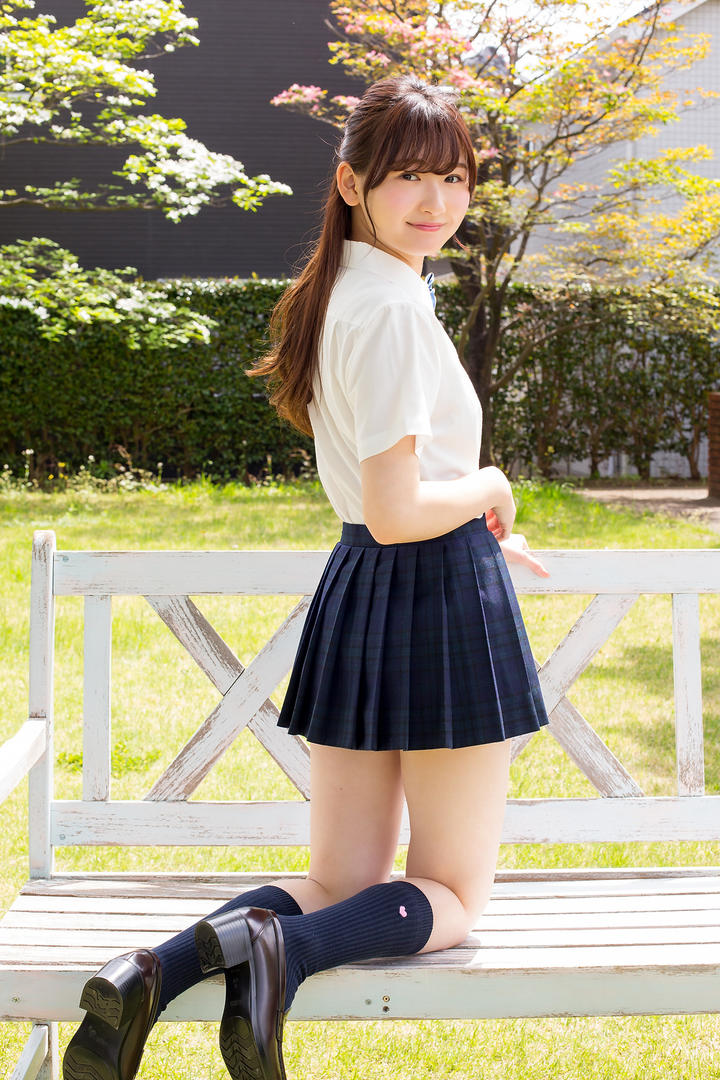 跪在椅子上的超清日本清纯美女学生图片