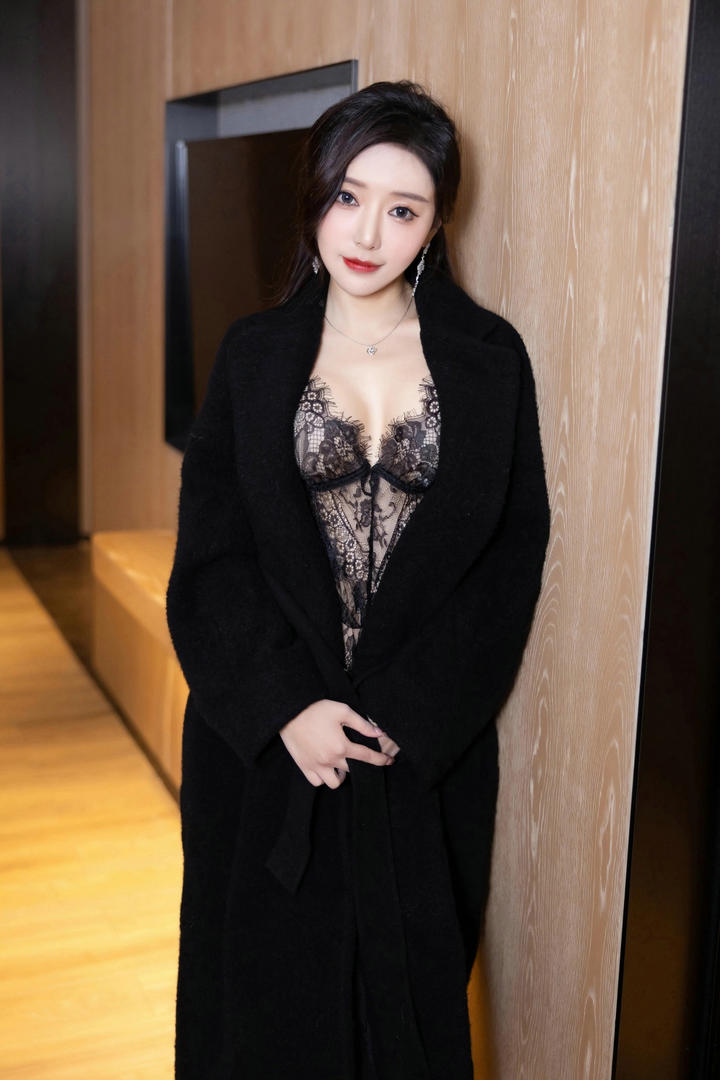 穿黑色风衣的性感气质御姐王馨瑶国产亚洲精品国产福利图片