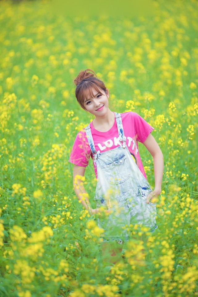 清纯美女与油菜花 青春亮丽可爱动人