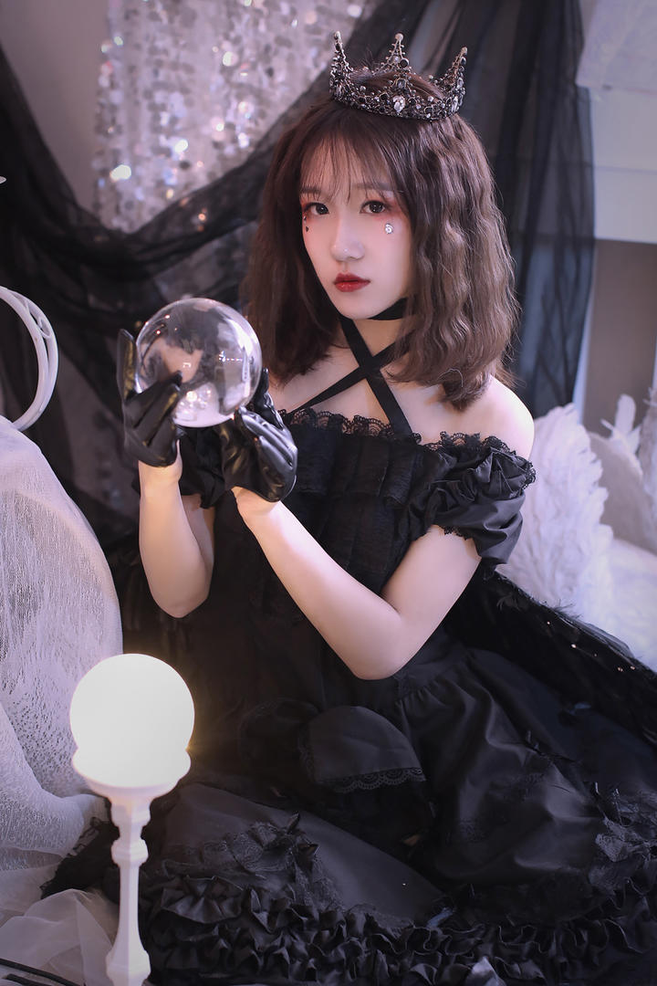 拿着水晶球的中国美女艺术写真