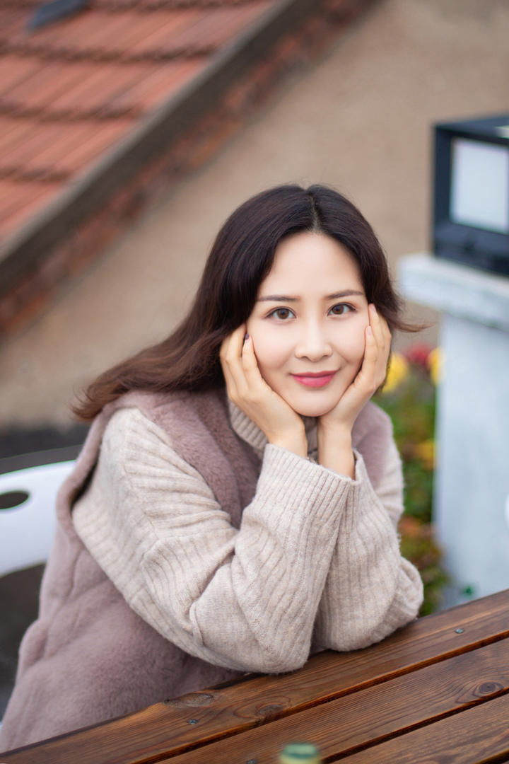 坐在椅子边的高清美女图片毛毛